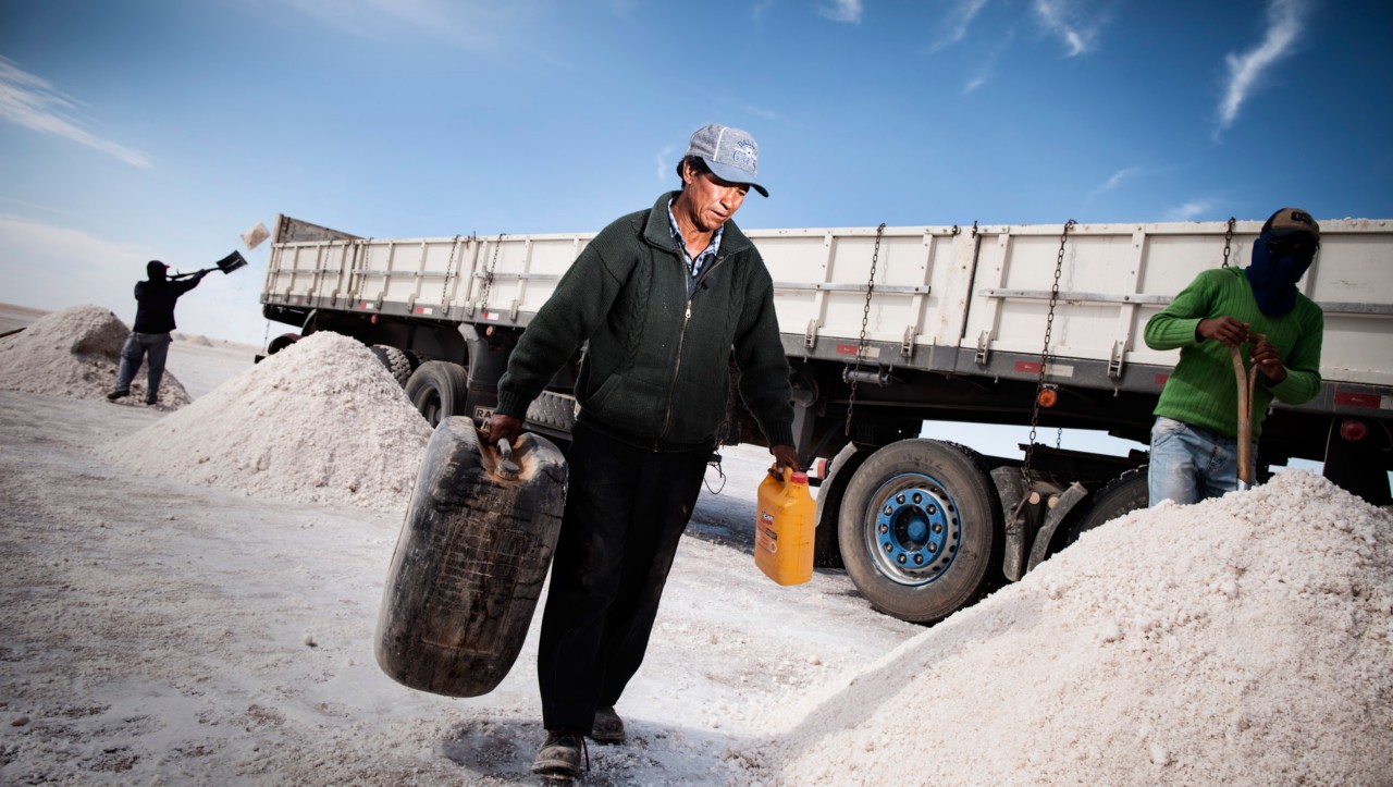Ładowanie soli na samochód ciężarowy.