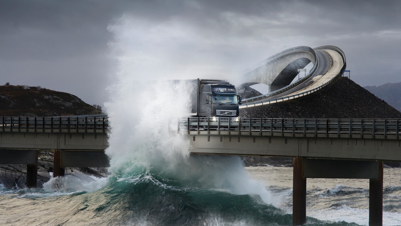 Volvo FH przejeżdża przez most