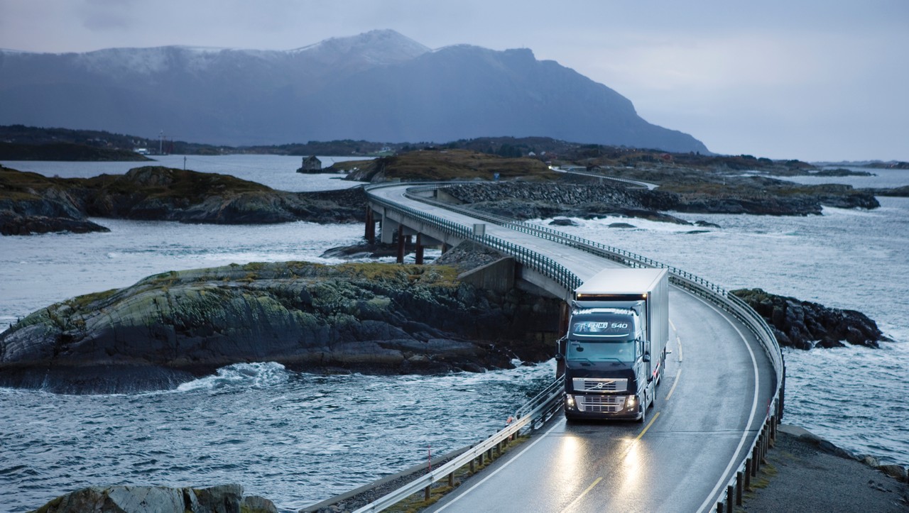 Volvo FH na krętym moście