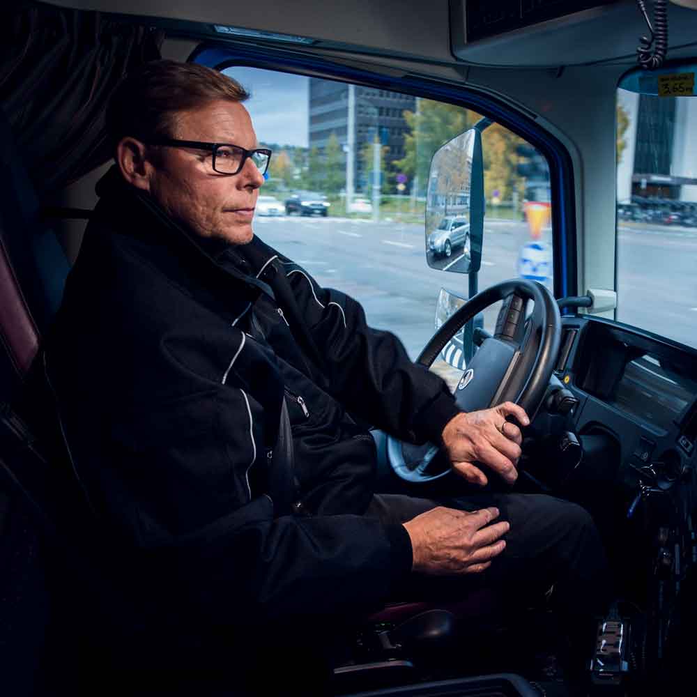 Torbjörn Forsman kierujący nowym Volvo FMX
