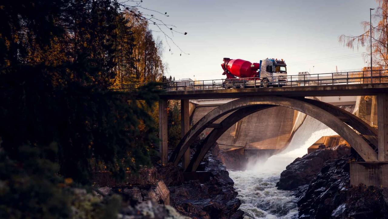 Volvo FMX jadące przez most nad rzeką